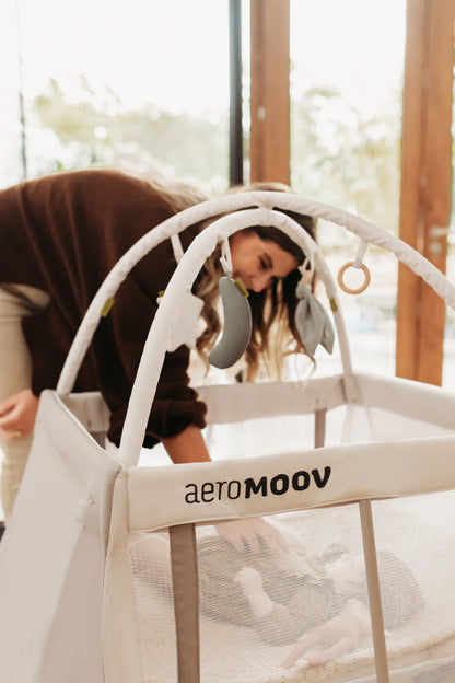 AeroMoov luk s igračkama za putni krevetić, Grey rock