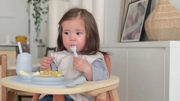 ezpz Mini Utensils – Dječja vilica i žlica za samostalno hranjenje - Patkica.eu